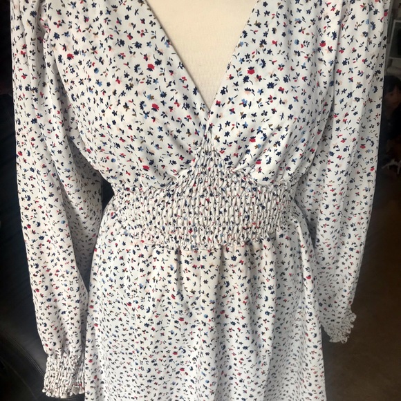 💜SOLD💜Dainty floral dress - Picture 4 of 10